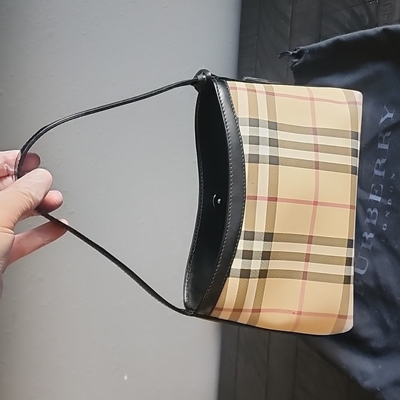 Burberry Beige/Black House Check PVC and Patent Leather Baguette Bag. Pre-Loved - Picture 5 of 6